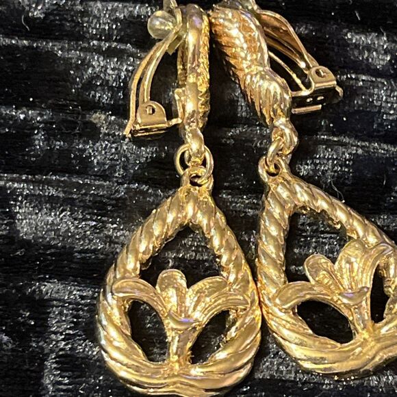 Vintage 1970s Goldtone Lily Tulip Flower Teardrop Dangle Drop Clip On Earrings - Picture 2 of 6